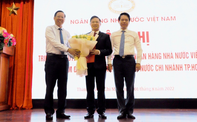 Trao quyết định bổ nhiệm ông Võ Minh Tuấn làm Giám đốc NHNN chi nhánh TPHCM - Ảnh 1.