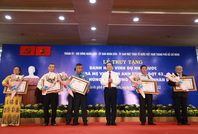 Truy tặng danh hiệu cho các Mẹ Việt Nam Anh hùng, liệt sỹ tại TPHCM - Ảnh 3.