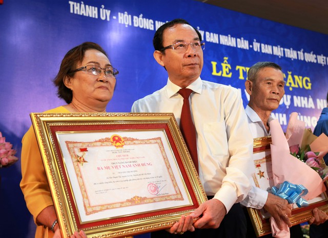 Truy tặng danh hiệu cho các Mẹ Việt Nam Anh hùng, liệt sỹ tại TPHCM - Ảnh 2.