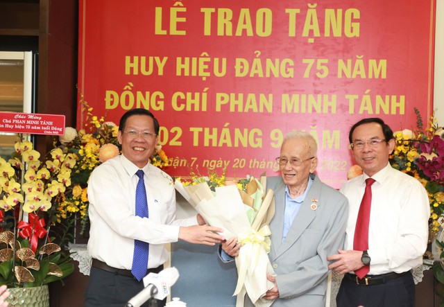 Nguyên Trưởng Ban Dân vận Trung ương Phan Minh Tánh nhận Huy hiệu 75 năm tuổi Đảng - Ảnh 2. Nguyên Trưởng Ban Dân vận Trung ương Phan Minh Tánh nhận Huy hiệu 75 năm tuổi Đảng - Ảnh 2.