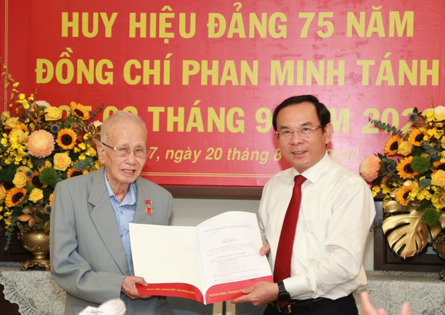 Nguyên Trưởng Ban Dân vận Trung ương Phan Minh Tánh nhận Huy hiệu 75 năm tuổi Đảng - Ảnh 1. Nguyên Trưởng Ban Dân vận Trung ương Phan Minh Tánh nhận Huy hiệu 75 năm tuổi Đảng - Ảnh 1.