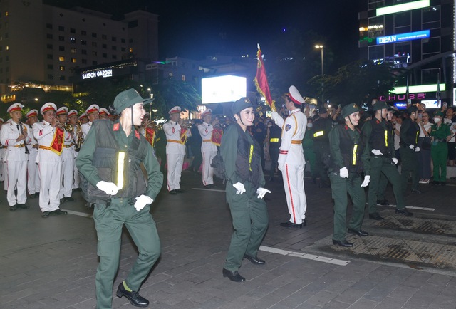 Đoàn nghi lễ Công an biểu diễn trên phố đi bộ Nguyễn Huệ - Ảnh 5.