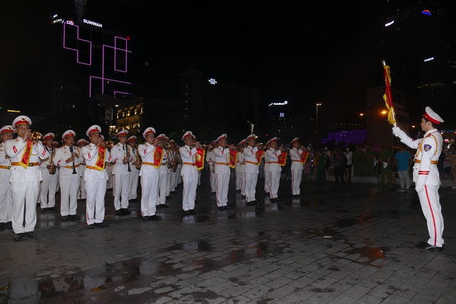 Đoàn nghi lễ Công an biểu diễn trên phố đi bộ Nguyễn Huệ - Ảnh 1.