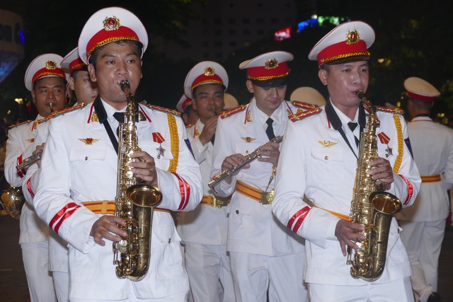 Đoàn nghi lễ Công an biểu diễn trên phố đi bộ Nguyễn Huệ - Ảnh 2.