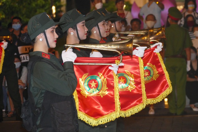 Đoàn nghi lễ Công an biểu diễn trên phố đi bộ Nguyễn Huệ - Ảnh 3.