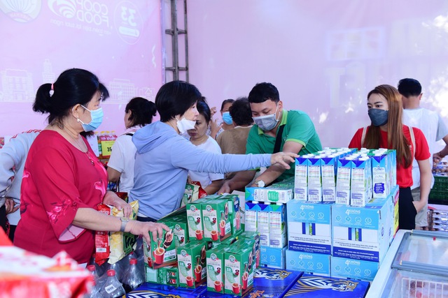 Co.op Food tổ chức khuyến mãi hàng trăm sản phẩm hàng Việt tại Ngày hội &quot;Nghĩa tình Quận 5 – Vì Cộng đồng&quot; - Ảnh 1.
