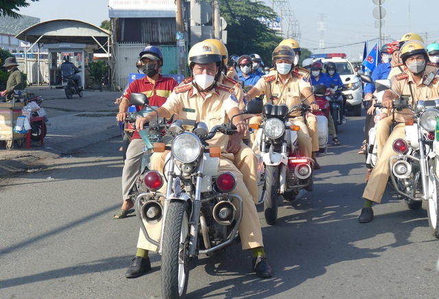 Cảnh sát giao thông đồng loạt ra quân bảo đảm TTATGT dịp lễ 2/9 - Ảnh 1.