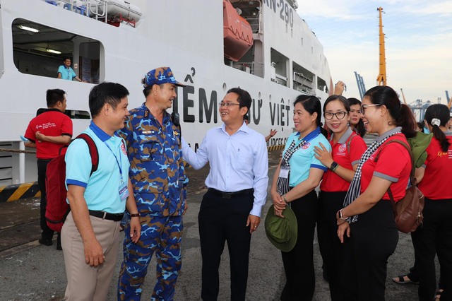 Đoàn đại biểu TPHCM thăm cán bộ, chiến sĩ các đảo vùng biển Tây Nam - Ảnh 2.
