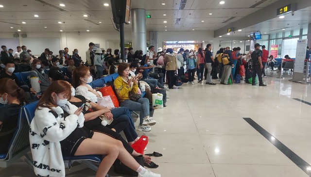 Sân bay Tân Sơn Nhất tấp nập người về quê đón Tết - Ảnh 1.