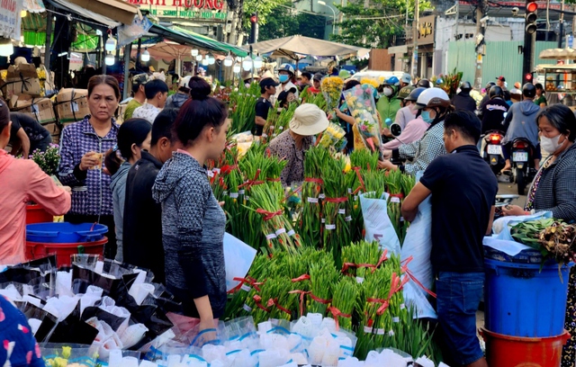 Chợ hoa ở TPHCM nhộn nhịp những ngày cận Tết - Ảnh 2.