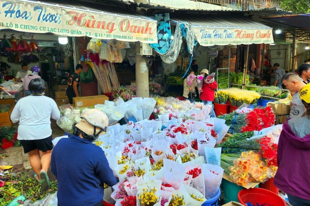 Chợ hoa ở TPHCM nhộn nhịp những ngày cận Tết - Ảnh 4.