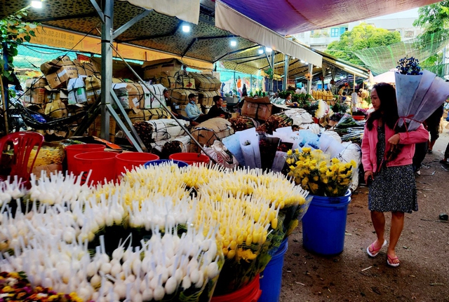 Chợ hoa ở TPHCM nhộn nhịp những ngày cận Tết - Ảnh 7.