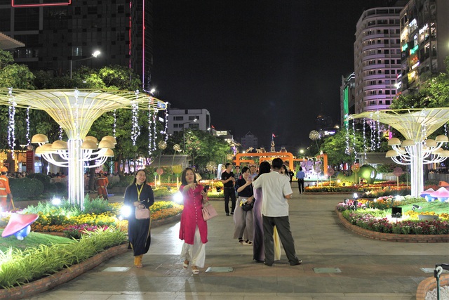 Hơn 1,2 triệu lượt khách tham quan Đường hoa Nguyễn Huệ 2023 - Ảnh 1.