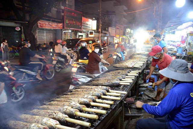 Trắng đêm nướng hàng tấn cá lóc cho ngày vía Thần Tài - Ảnh 1.