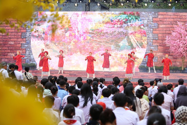 Người dân TPHCM hân hoan dự Lễ hội Tết Việt Quý Mão 2023 - Ảnh 3.
