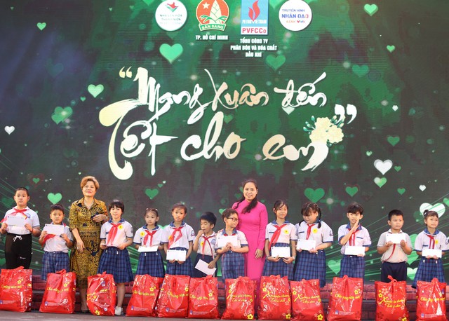 Người dân TPHCM hân hoan dự Lễ hội Tết Việt Quý Mão 2023 - Ảnh 2.