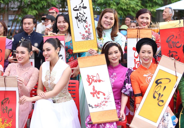 Người dân TPHCM hân hoan dự Lễ hội Tết Việt Quý Mão 2023 - Ảnh 4.