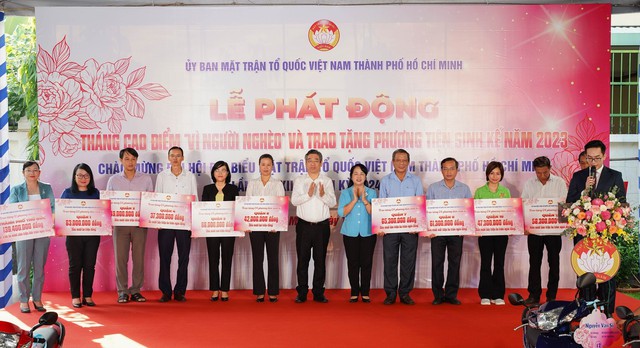 Phấn đấu vận động trên 165 tỷ đồng cho quỹ 'Vì người nghèo' TPHCM - Ảnh 2. Phấn đấu vận động trên 165 tỷ đồng cho quỹ 'Vì người nghèo' TPHCM - Ảnh 2.