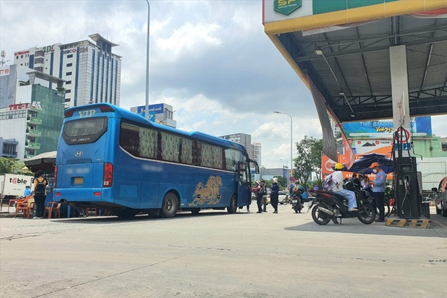 TPHCM chấn chỉnh tình trạng xe khách đón, trả khách ở cây xăng - Ảnh 1. TPHCM chấn chỉnh tình trạng xe khách đón, trả khách ở cây xăng - Ảnh 1.