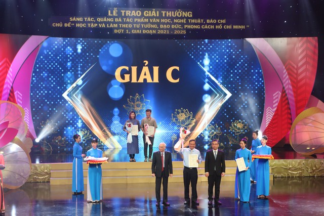 Trao giải thưởng sáng tác về học tập và làm theo gương Bác - Ảnh 1.