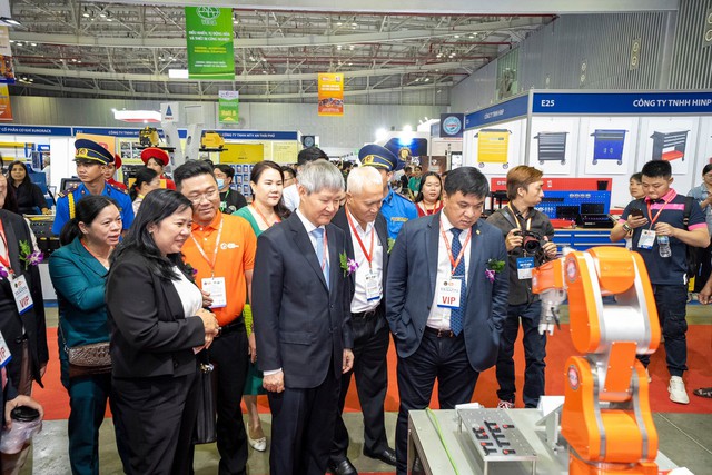Gần 1.000 gian hàng trưng bày máy móc, thiết bị tại Vinamac Expo 2023- Ảnh 1.