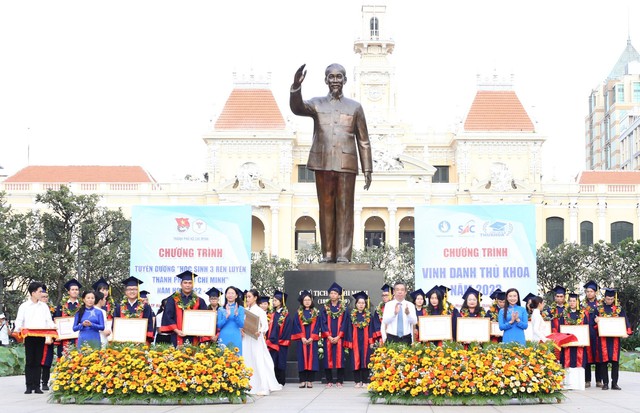 TPHCM tuyên dương các học sinh, thủ khoa tiêu biểu- Ảnh 2. TPHCM tuyên dương các học sinh, thủ khoa tiêu biểu- Ảnh 2.