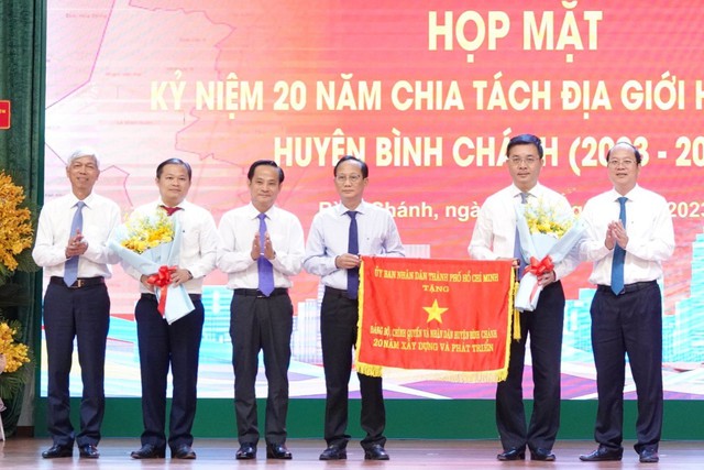 20 năm chia tách địa giới hành chính: Bình Chánh vượt khó đi lên, đạt nhiều thành tựu phát triển - Ảnh 2. 20 năm chia tách địa giới hành chính: Bình Chánh vượt khó đi lên, đạt nhiều thành tựu phát triển - Ảnh 2.