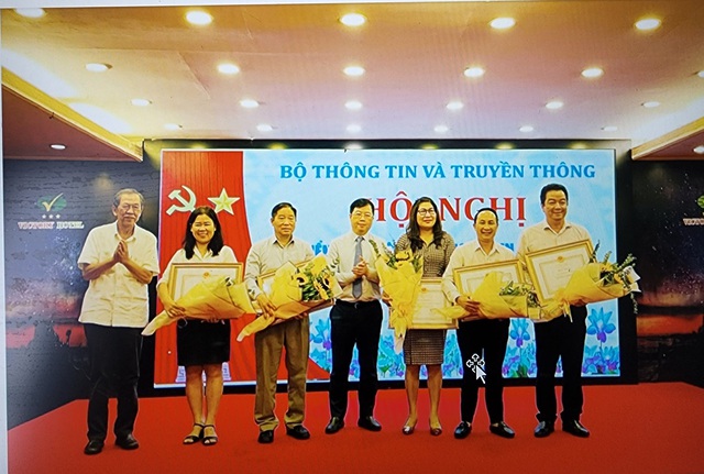 Vina CHG đón nhận bằng khen Bộ trưởng Bộ Thông tin và Truyền thông - Ảnh 1.