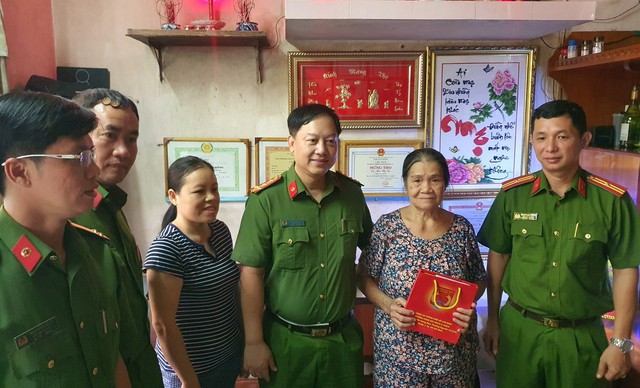Công an TPHCM thăm, tặng quà gia đình 5 cán bộ tham gia cứu hộ động đất - Ảnh 1. Công an TPHCM thăm, tặng quà gia đình 5 cán bộ tham gia cứu hộ động đất - Ảnh 1.