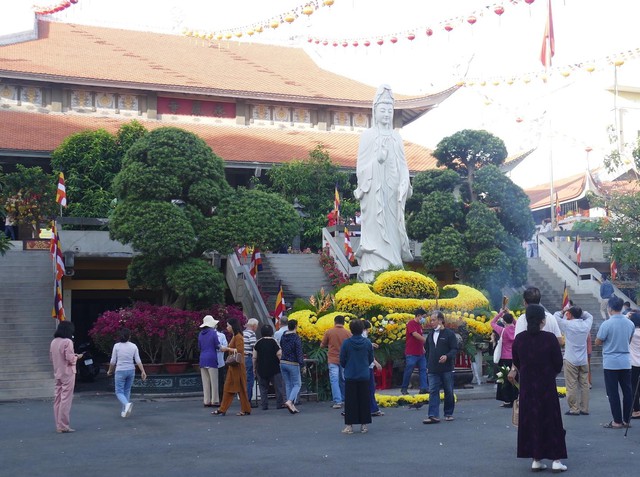 Người dân TPHCM lên chùa dịp rằm tháng giêng - Ảnh 1.