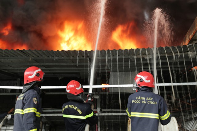 Hơn 99% nhà ở kết hợp kinh doanh ở TPHCM trang bị bình chữa cháy - Ảnh 2.