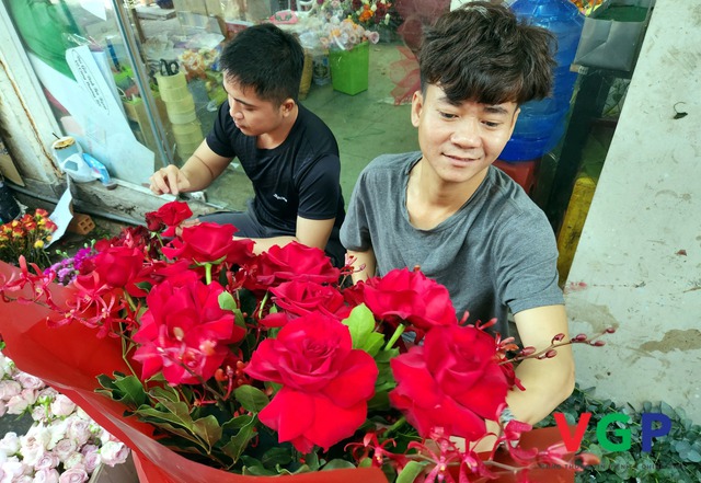 Chợ hoa lớn nhất TPHCM nhộn nhịp ngày Quốc tế Phụ nữ - Ảnh 1.
