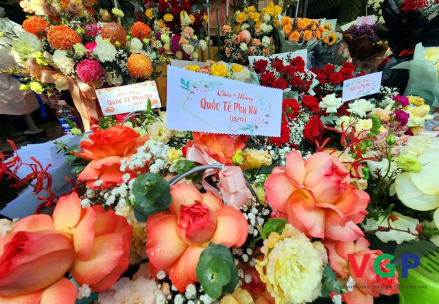 Chợ hoa lớn nhất TPHCM nhộn nhịp ngày Quốc tế Phụ nữ - Ảnh 2.