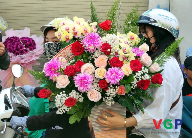 Chợ hoa lớn nhất TPHCM nhộn nhịp ngày Quốc tế Phụ nữ - Ảnh 7.