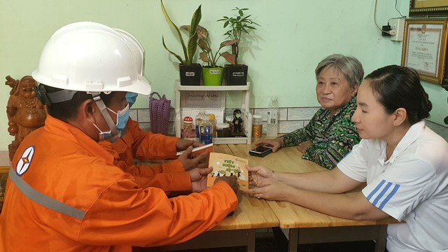 EVNHCMC tăng cường tuyên truyền khách hàng sử dụng điện an toàn, tiết kiệm và hiệu quả - Ảnh 1.