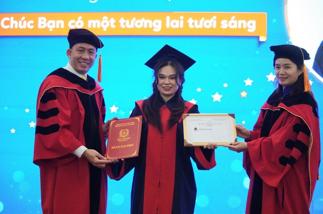 Đại học Gia Định: Trao bằng tốt nghiệp cho hơn 300 Tân cử nhân - Ảnh 1.