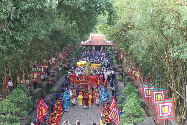 TPHCM: lãnh đạo Thành phố và người dân thành kính dâng hương Quốc tổ Hùng Vương - Ảnh 2.