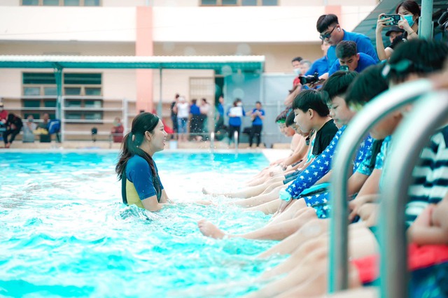 Ánh Viên dạy bơi miễn phí cho trẻ em huyện Bình Chánh - Ảnh 1.