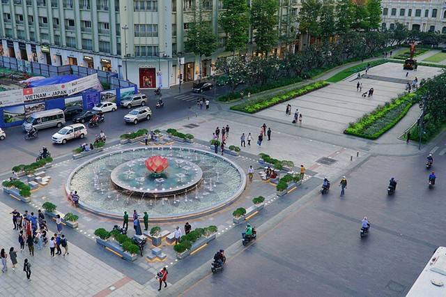 TPHCM nghiên cứu thiết kế mái che tại phố đi bộ Nguyễn Huệ và công viên bến Bạch Đằng - Ảnh 1.