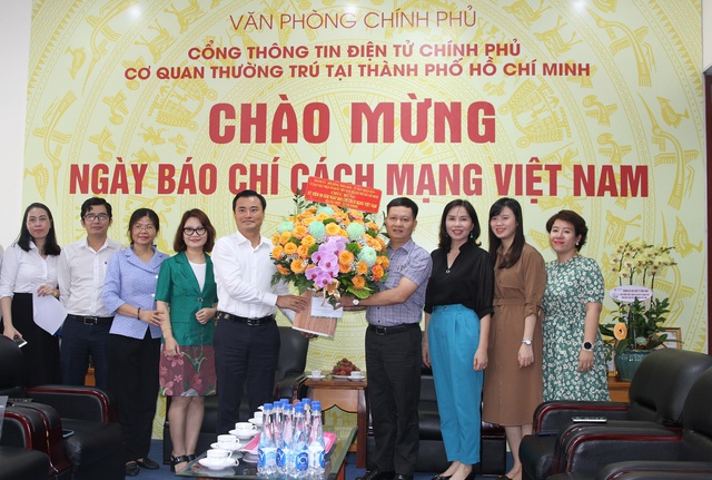Lãnh đạo TPHCM thăm, chúc mừng Báo điện tử Chính phủ - Ảnh 2. Lãnh đạo TPHCM thăm, chúc mừng Báo điện tử Chính phủ - Ảnh 2.