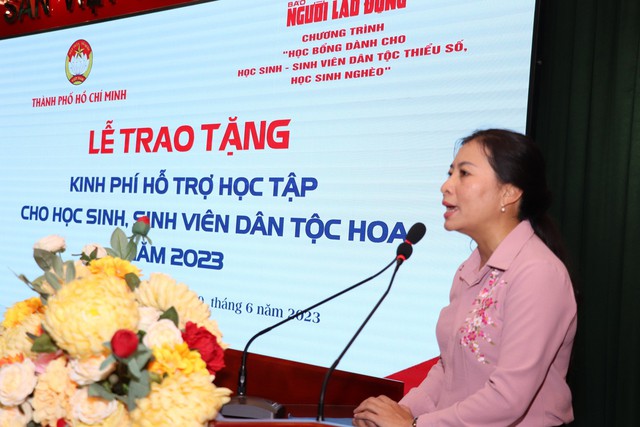 Trao 300 suất quà hỗ trợ học sinh, sinh viên dân tộc Hoa có hoàn cảnh khó khăn - Ảnh 1.