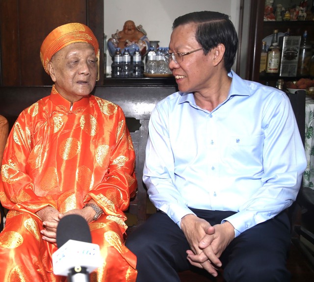 Chủ tịch UBND TPHCM thăm, chúc thọ người cao tuổi tiêu biểu - Ảnh 1.