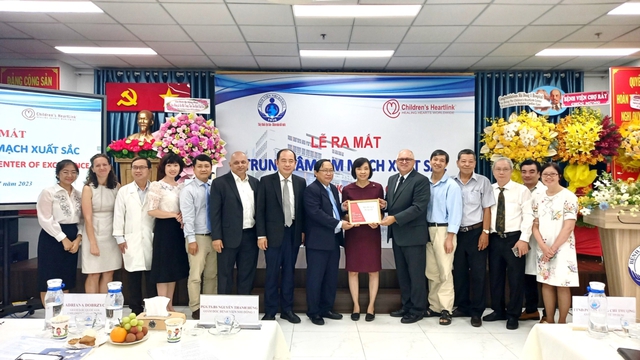 Trao chứng nhận cho Trung tâm tim mạch xuất sắc đầu tiên tại Việt Nam - Ảnh 1.