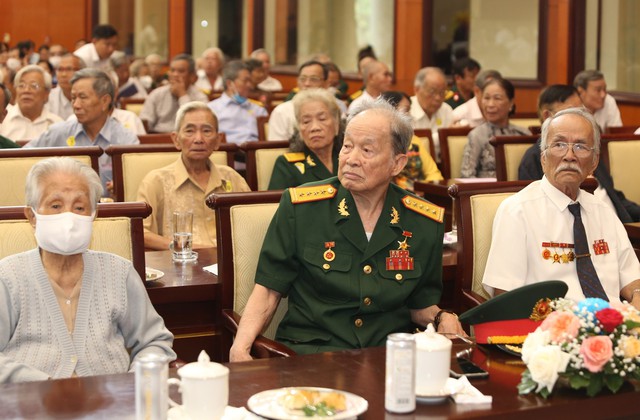 'Ngày ấy, chúng tôi cầm súng không phải để được tuyên dương anh hùng' - Ảnh 1. 'Ngày ấy, chúng tôi cầm súng không phải để được tuyên dương anh hùng' - Ảnh 1.