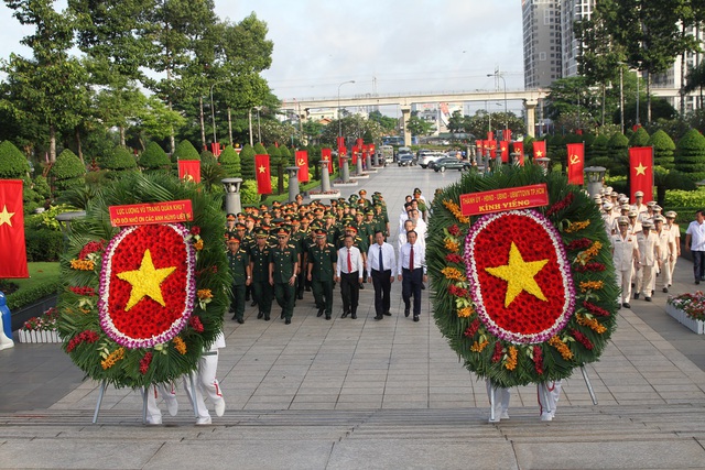 TPHCM: Lãnh đạo Thành phố dâng hương tưởng niệm các anh hùng liệt sĩ - Ảnh 1.