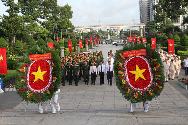 TPHCM: Lãnh đạo Thành phố dâng hương tưởng niệm các anh hùng liệt sĩ - Ảnh 1. TPHCM: Lãnh đạo Thành phố dâng hương tưởng niệm các anh hùng liệt sĩ - Ảnh 1.
