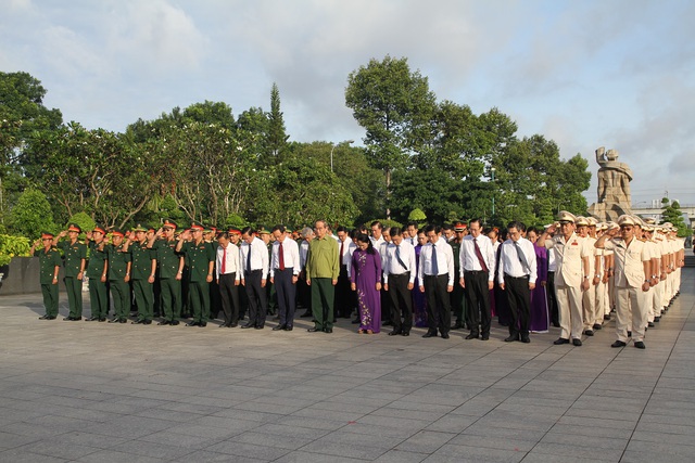 TPHCM: Lãnh đạo Thành phố dâng hương tưởng niệm các anh hùng liệt sĩ - Ảnh 2. TPHCM: Lãnh đạo Thành phố dâng hương tưởng niệm các anh hùng liệt sĩ - Ảnh 2.