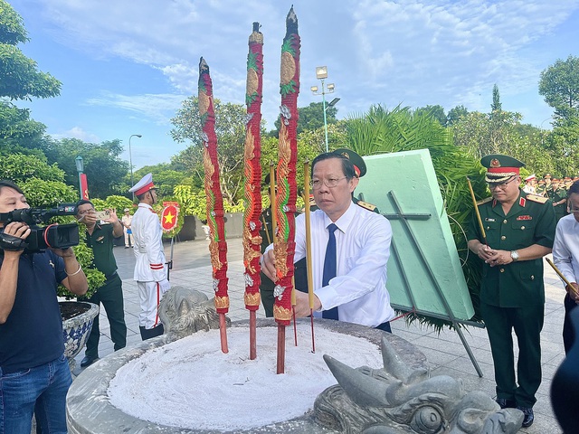 TPHCM: Lãnh đạo Thành phố dâng hương tưởng niệm các anh hùng liệt sĩ - Ảnh 4. TPHCM: Lãnh đạo Thành phố dâng hương tưởng niệm các anh hùng liệt sĩ - Ảnh 4.