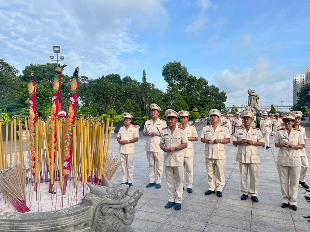 TPHCM: Lãnh đạo Thành phố dâng hương tưởng niệm các anh hùng liệt sĩ - Ảnh 5.