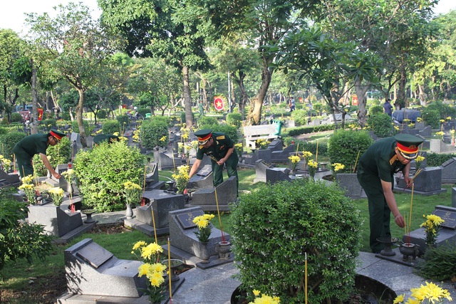 TPHCM: Lãnh đạo Thành phố dâng hương tưởng niệm các anh hùng liệt sĩ - Ảnh 8.